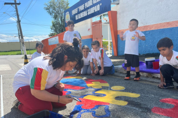 Escola de Roseira promove pintura de faixa de estacionamento para autistas 