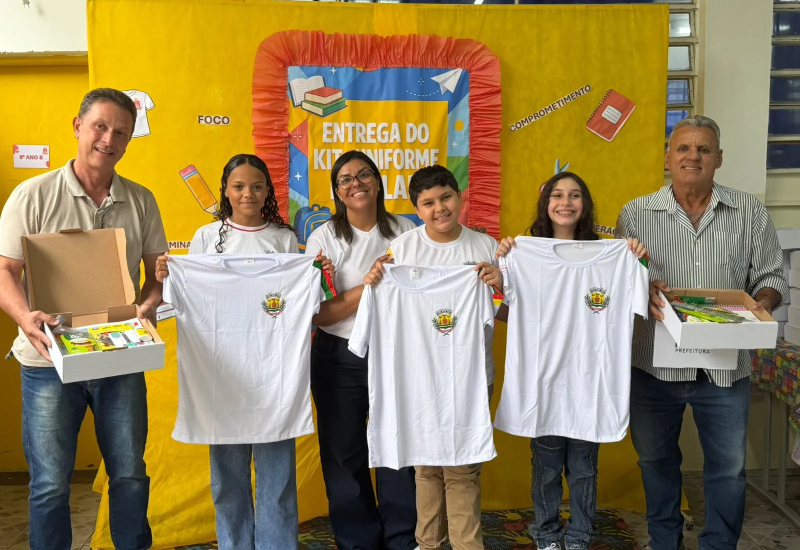 Secretaria de Educação de Roseira entrega uniforme e material escolar no primeiro dia do retorno das aulas